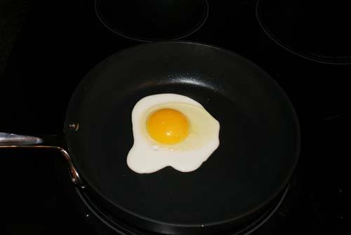 cooking eggs non stick on hard anodized aluminum